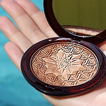Двухцветная пудра с мерцанием Glow Bronzer Artdeco Двухцветная пудра с мерцанием Glow Bronzer Artdeco
